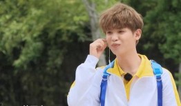 黄明昊自己爆料女友视频,女友神秘视频曝光，甜蜜互动引网友热议